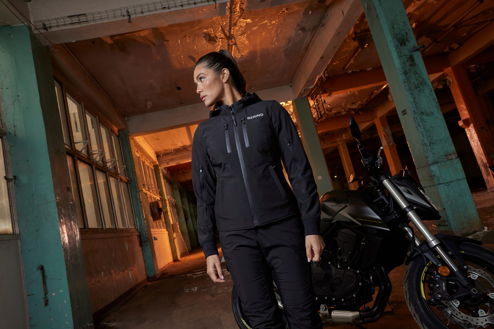 Shooting collection Bering : mannequin et moto dans un couloir industriel d&eacute;saffect&eacute;.