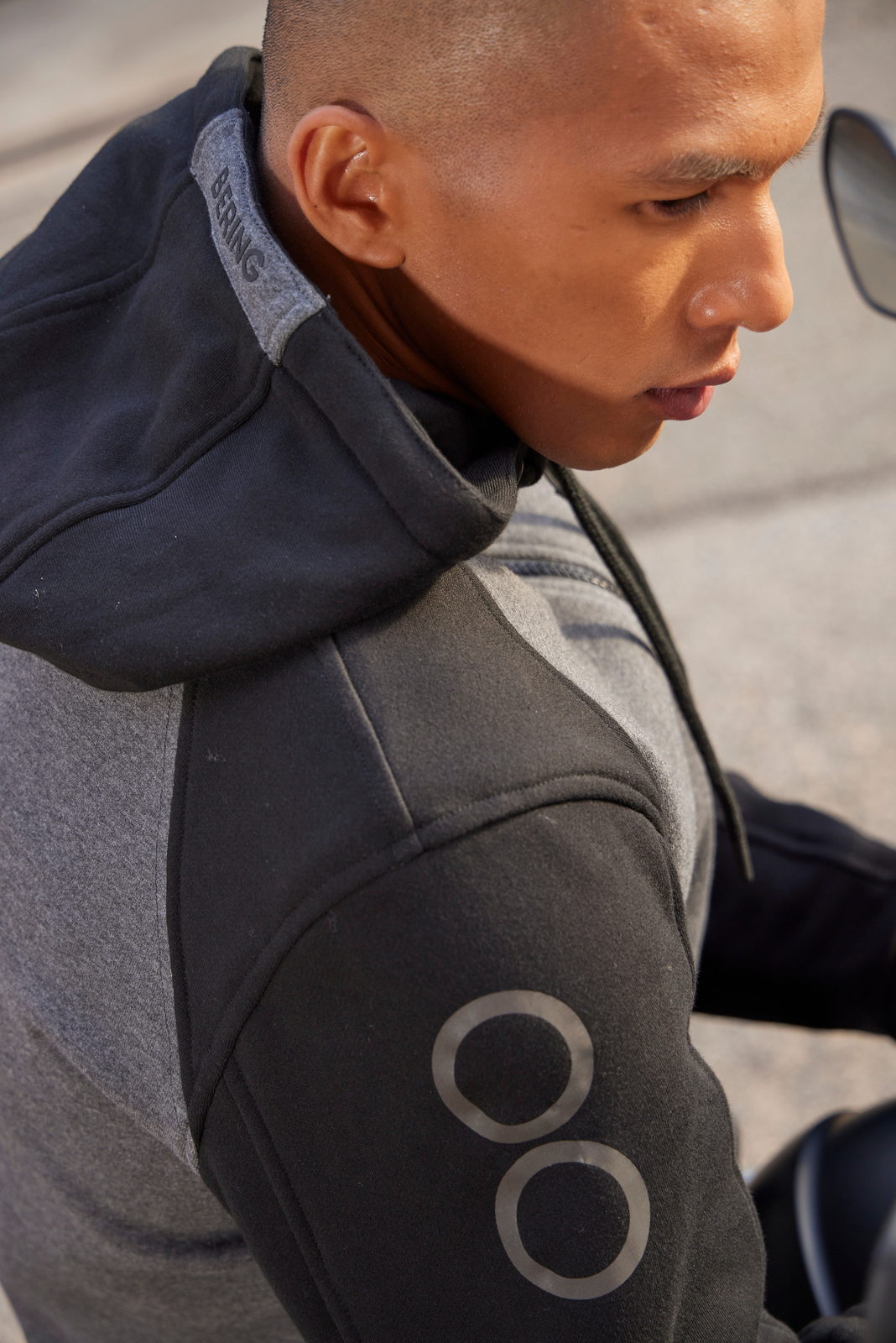 Portrait de profil, veste bicolore &agrave; col montant.