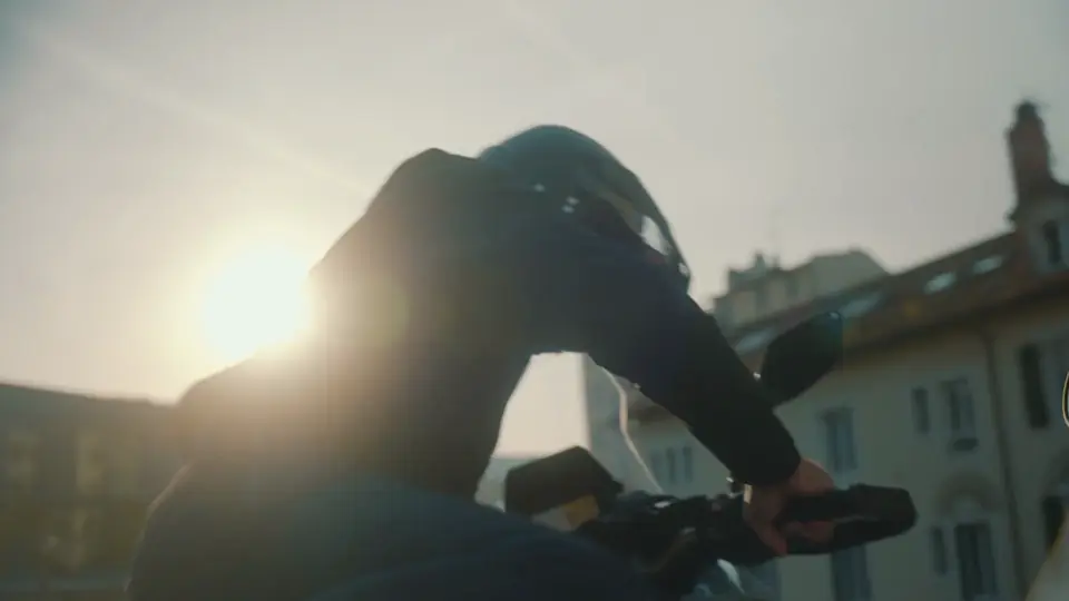 Motard &agrave; contre-jour au soleil couchant, film de campagne Bering.