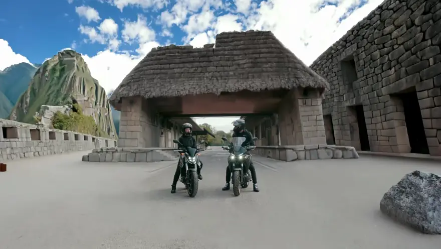 Deux motards de face sous un porche, film de campagne Bering.