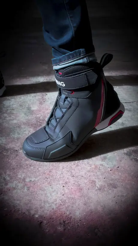 Contenu social vertical : d&eacute;tail d'une botte.