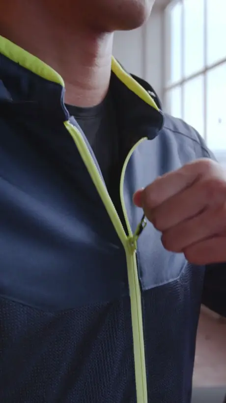 Contenu social vertical : fermeture &eacute;clair d'une veste Bering.