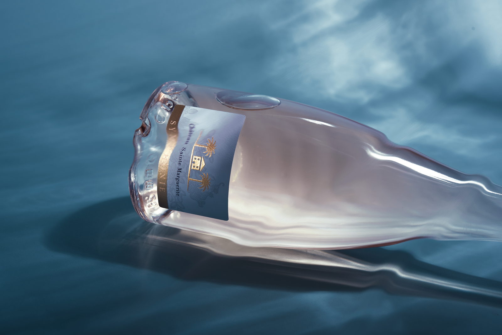 Bouteille &agrave; demi immerg&eacute;e, eau bleue.