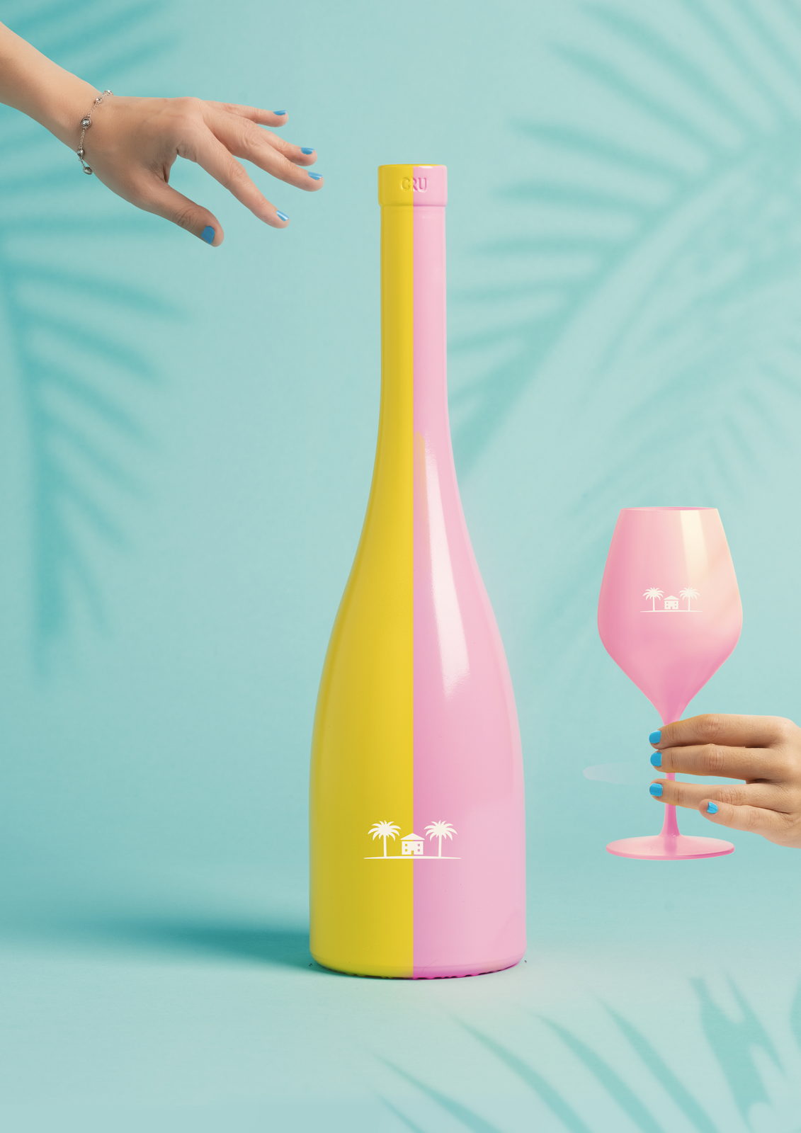 Bouteille bicolore et verre ros&eacute; sur fond vert d'eau.