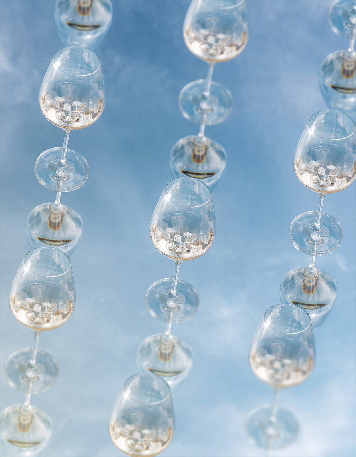 Verres suspendus en chapelets sur ciel bleu.