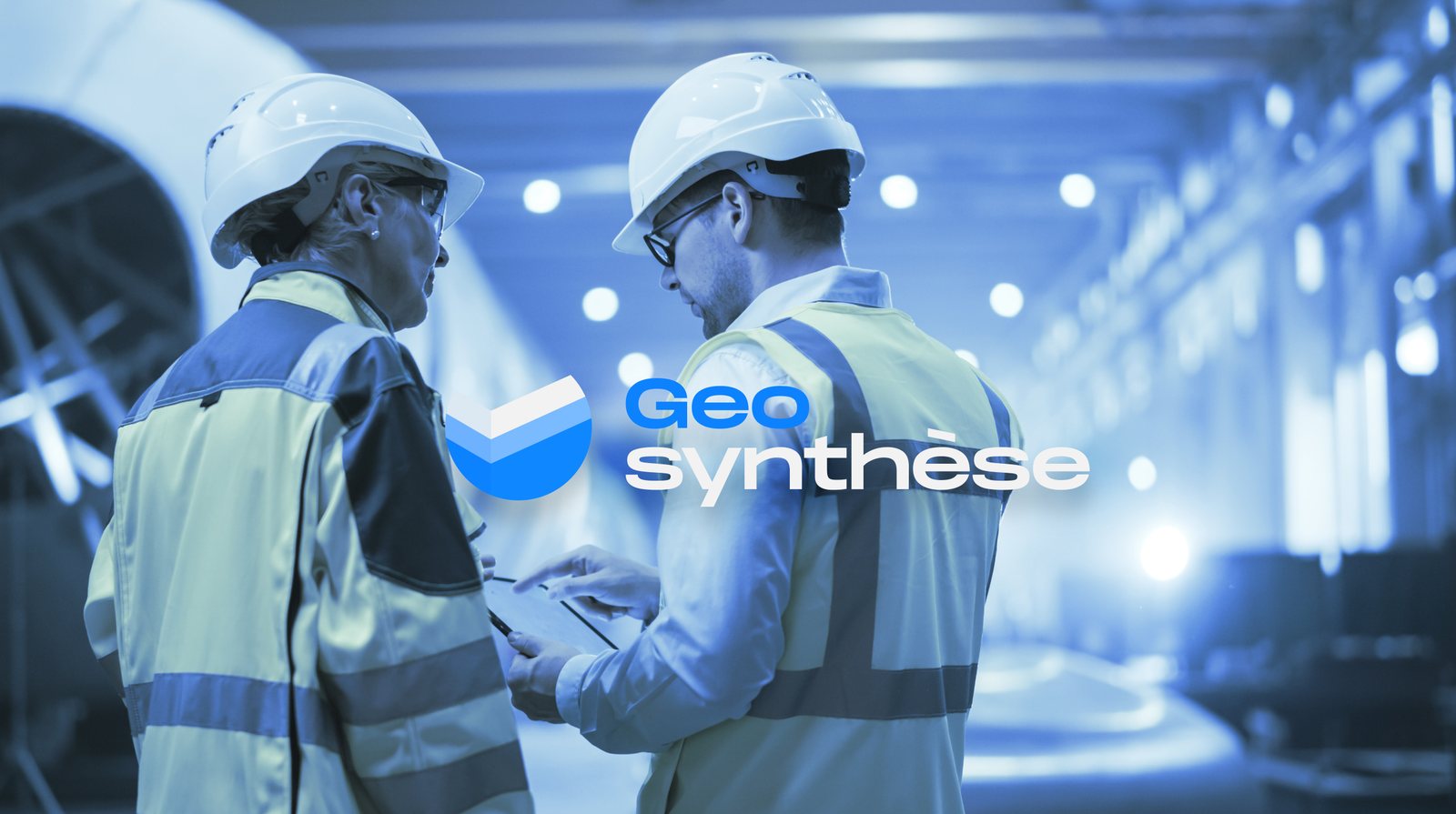 Logo G&eacute;osynth&egrave;se pos&eacute; sur une photographie de marque en bichromie bleue&nbsp;: deux ouvriers casqu&eacute;s de dos dans un hall industriel.