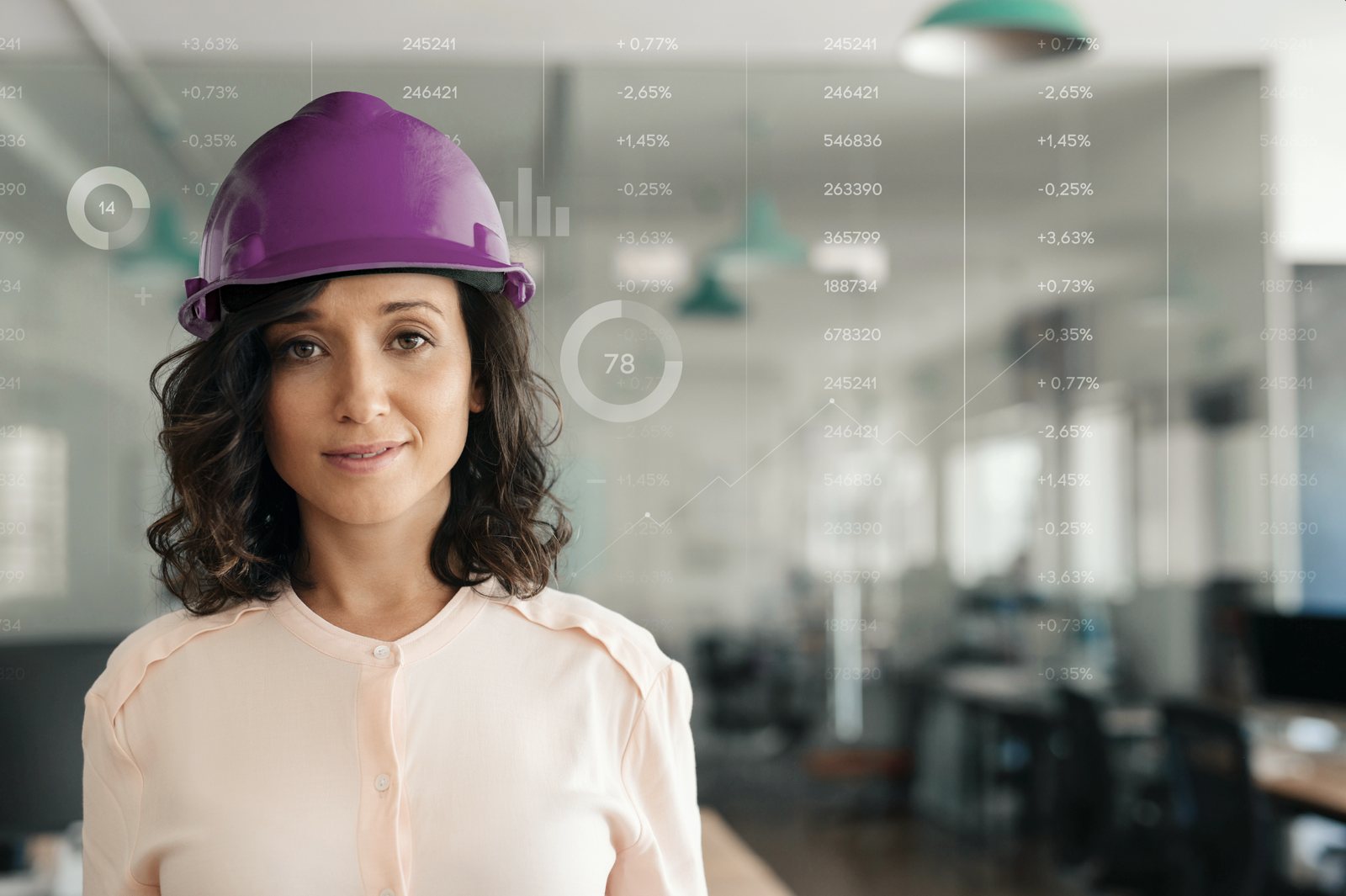 Visuel de marque Qantex : femme au casque de chantier magenta, recouverte d'une couche de chiffres, de courbes et de jauges.
