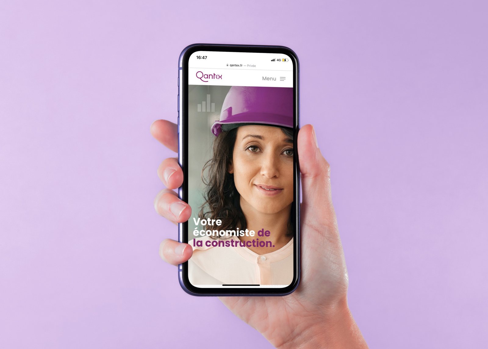 Le site Qantex ouvert sur un t&eacute;l&eacute;phone tenu en main, fond lavande.