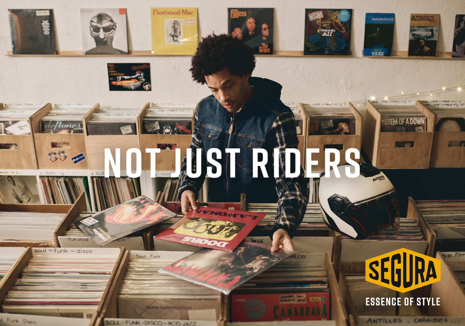 Visuel de campagne Segura : « Not just riders », sc&egrave;ne en disquaire.