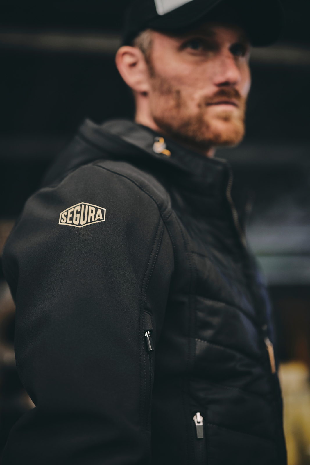Portrait de profil, veste noire au logo Segura brod&eacute;.