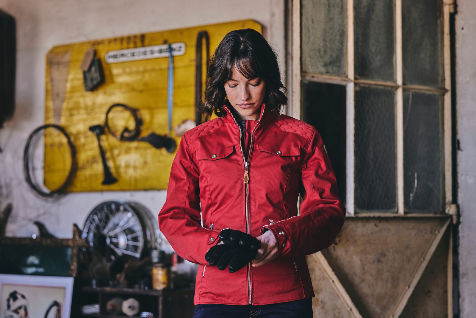 Shooting collection Segura : veste rouge dans un atelier jaune.