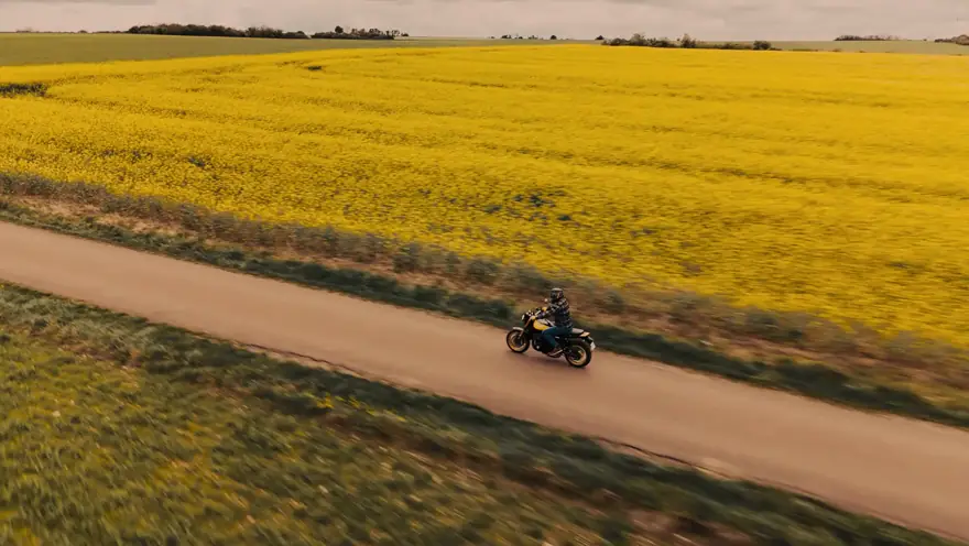 Film de campagne Segura : scrambler et pompe &agrave; essence.