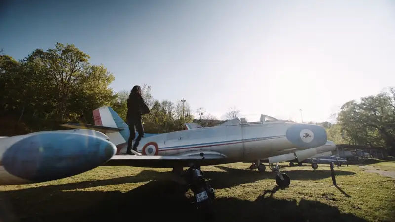 Film de campagne Segura : hangar d'aviation, contre-jour.