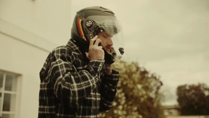 Film de campagne Segura : guitare, casque, d&eacute;part.