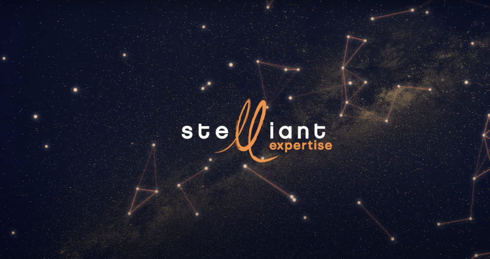 Le logo Stelliant Expertise en orange sur un ciel &eacute;toil&eacute; et ses constellations.