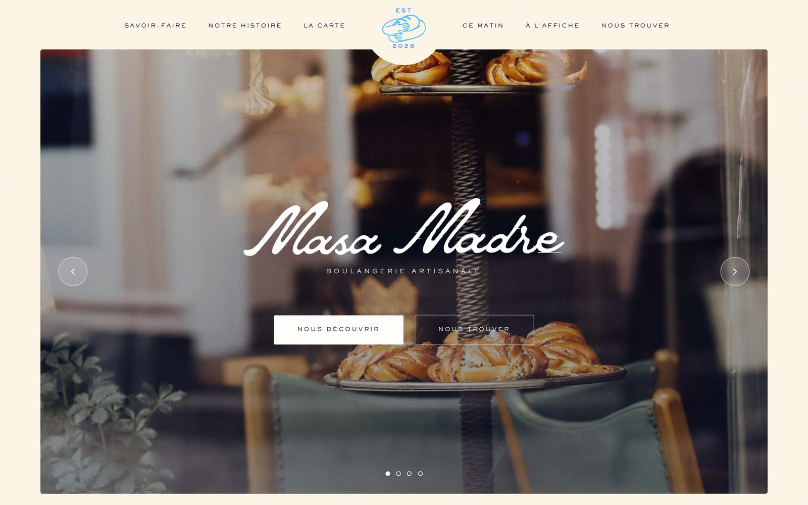 Page d'accueil du site Masa Madre : photo en vitrine de viennoiseries, signature manuscrite « Masa Madre », sous-titre « Boulangerie artisanale ».
