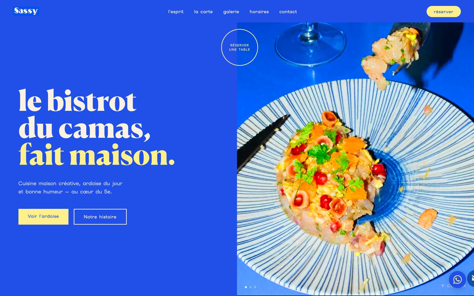 Page d'accueil du site Bistrot Sassy : identité bleu électrique et jaune, photo d'un plat signature.