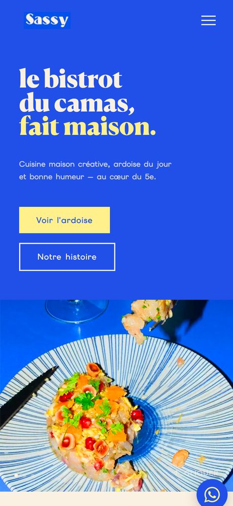 Le site Bistrot Sassy affiché sur mobile : hero bleu et jaune.
